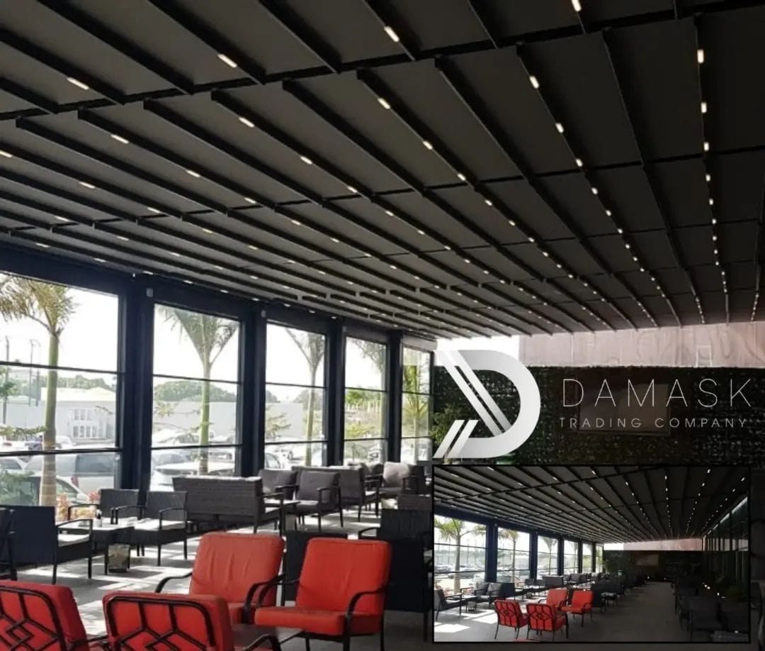 مظلة كهربائية متحركة بشرائح ألمنيوم فوق جلسة مطعم مفتوحة من تنفيذ شركة داماسك للتجارة والمقاولات في جدة