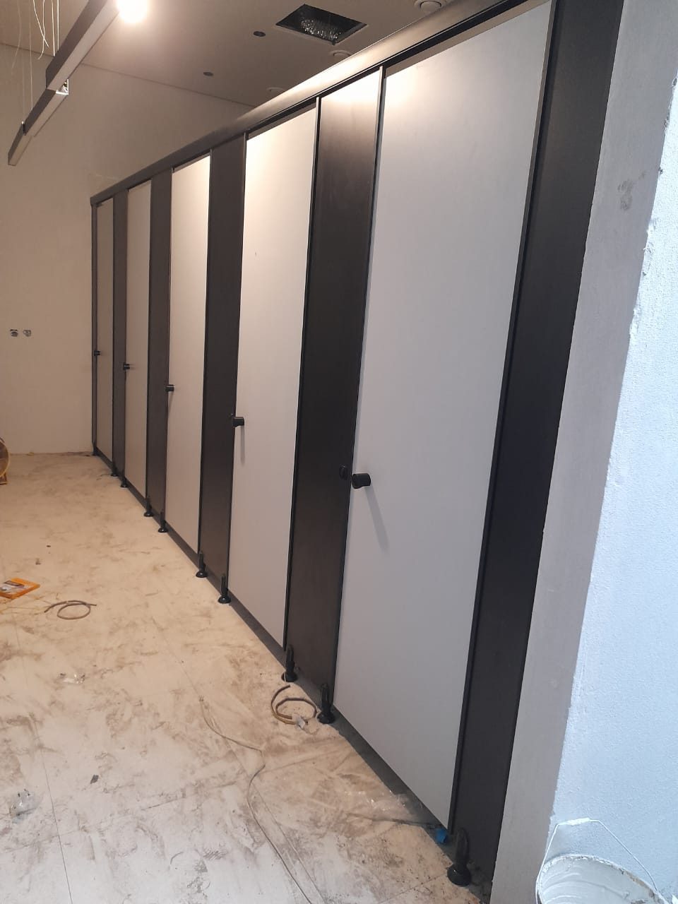 أبواب وقواطع دورات مياه عامة من HPL بتصميم مودرن — تنفيذ داماسك